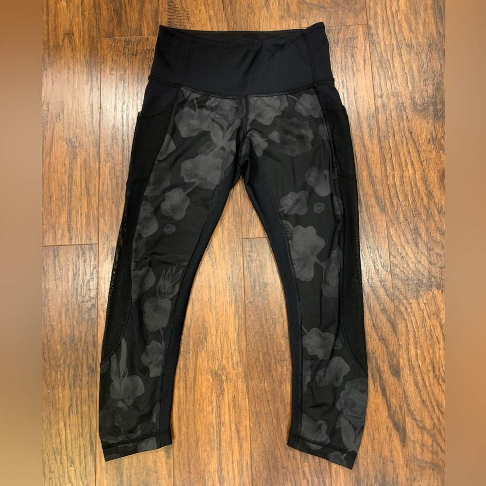 Lululemon running cropped leggings with mesh cutouts and pockets size 8 black
